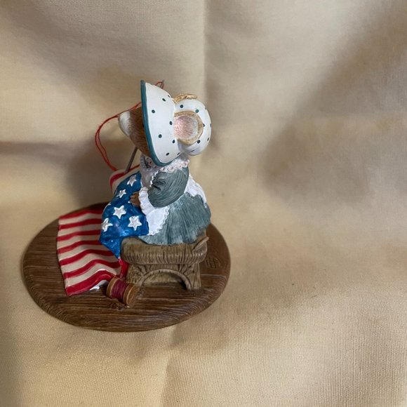 Stitching the Stars & Stripes Hallmark's Tender Touches Figurine - Picture 4 of 7